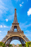 Fototapeta Boho - Der Eiffelturm in Paris an einem schönen Sommertag mit blauem Himmel im Hintergrund