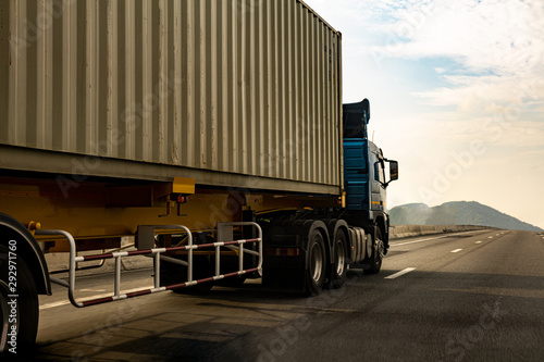 Obraz Dibond Cargo Truck na autostradzie z pojemnikiem, koncepcja transportu., Import, eksport logistyczny transport przemysłowy Transport lądowy na autostradzie ruch niewyraźny, aby nieostrość