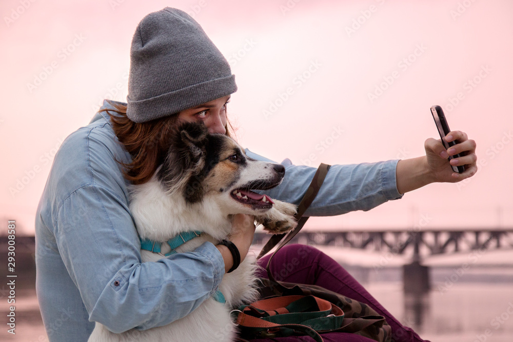 Selfie z psim przyjacielem - obrazy, fototapety, plakaty 