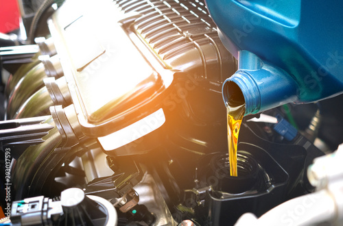 Fotografía Refueling and pouring oil quality into the engine motor car Transmission and Maintenance Gear