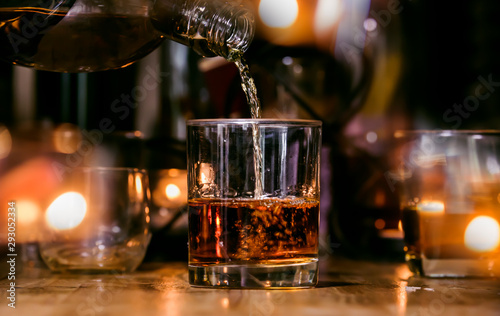 Fotografía Bartender Serve Whiskey, on wood bar