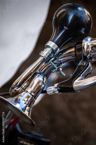 Fotomural Close-up of a bicycle horn on the handlebar, a small chromed trumpet