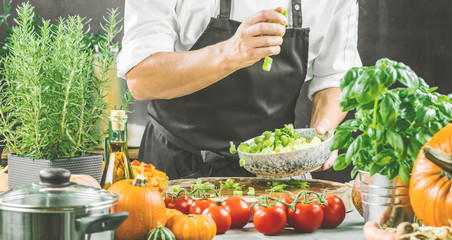 Wall Mural - Chef Koch schneidet frischen sellerie in der restaurant küche