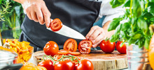 Koch Schneidet Frische Rote Tomaten In Restaurant Küche 