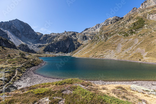Dekoracja na wymiar  gorskie-jezioro-ilheou-w-pirenejach-w-cauterets