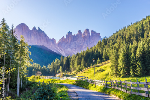 Dekoracja na wymiar  widok-na-wies-santa-maddalena-w-dolomitach-wlochy