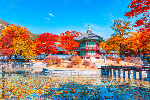 Fotografía Beautiful Autumn in Gyeongbokgung palace, Hyangwonjeong pavilion in Seoul of So