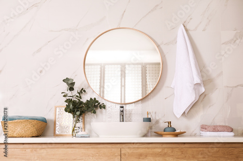 Fotografía Stylish bathroom interior with vessel sink and round mirror