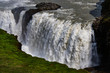 Gullfoss Island Sehenswürdigkeit Attraktion Wasserfall Stufen Schmelzwasser Erderwärmung Elemente Klimawandel Wolken Mittsommer Gischt Spray Aussicht Panorama Tourismus Plattform stürzen