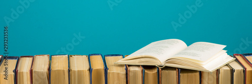 Cuadros en Lienzo Open book, hardback books on wooden table