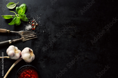Fotografía Italian food background with ingredients