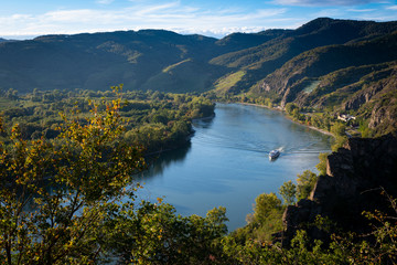 Wall Mural - Donaulandschaft der Wachau im Herbst