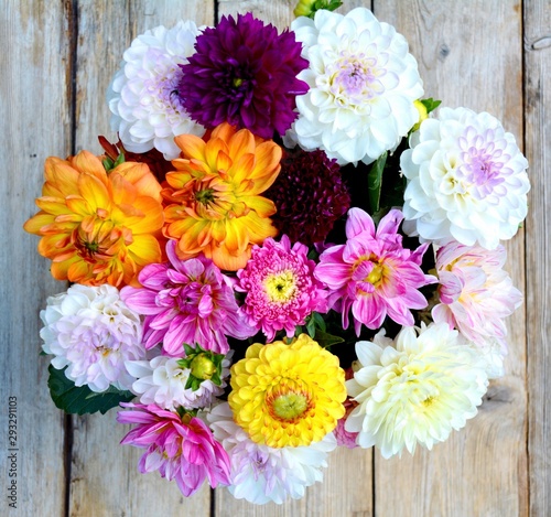 Bunter Herbststrauß mit Dahlien auf altem Holztisch - Draufsicht