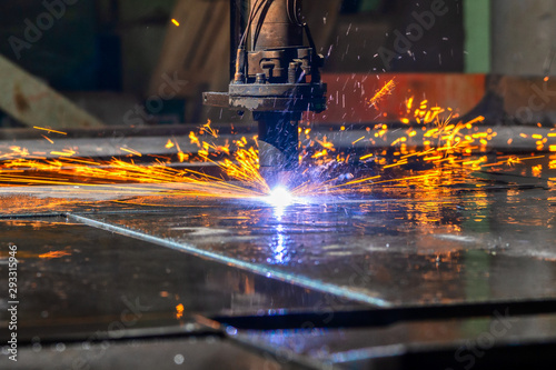Cuadros en Lienzo Plasma cutting machine cuts large and thick steel sheets.