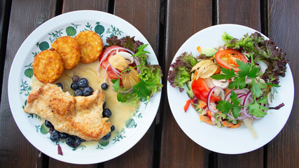 ドイツ料理：焼いた七面鳥（Turkey）とハッシュドポテトとサラダ