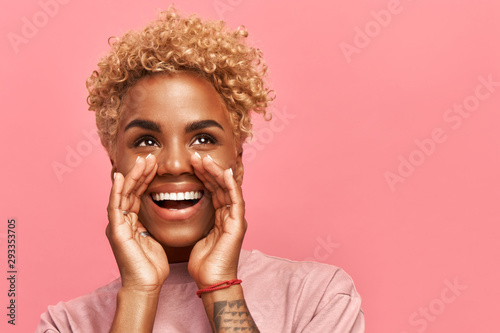 Fotografía Horizontal of close up photo amazing beautiful dark-skinned lady draws attention to great cool event, concert, sale, discount message