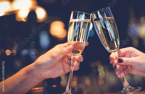 Fotografía Two glasses with sparkling champagne wine in hands, concept for holiday, wedding