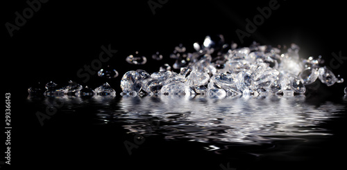Dekoracja na wymiar  diamenty-odbijajace-sie-w-wodzie-na-czarno