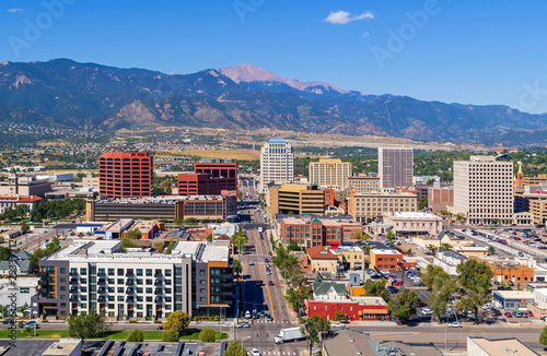 Cuadros en Lienzo Aerial of downtown Colorado Springs with Pikes Peak in the background