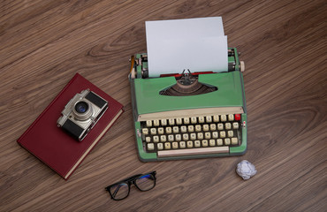 Fototapete - Typewriter on the old wooden desk with crumpled papers