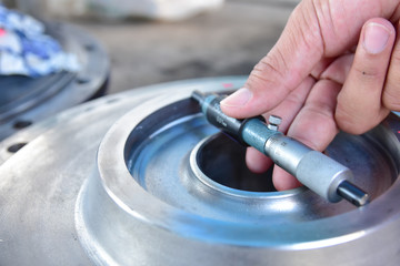 เชิงพาณิชย์ บทความข่าว Technician use a Inside Micrometer to measure the diameter inside of the wear ring of impeller