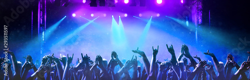 Fotografía Feiernde Menschen auf einem Konzert