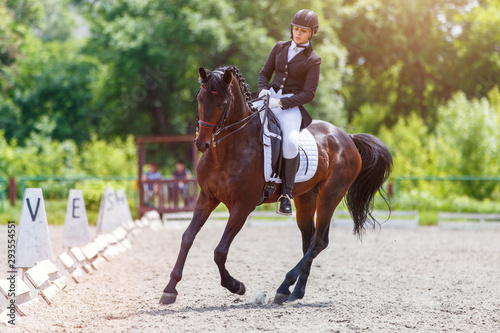 Fotografía Young woman riding horse on dressage advanced test