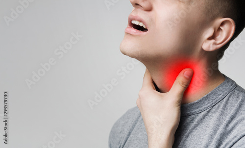 Fotografía Man with thyroid gland problem, touching his neck