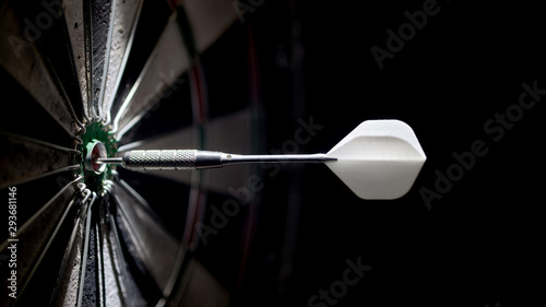 Fotomural one dart in the center of a dartboard