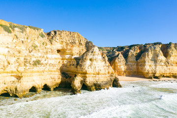 Les falaises et les plages vers Lagos et Albufeira au niveau du point de vue de Ponta da Piedade