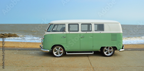 Cuadros en Lienzo FELIXSTOWE, SUFFOLK, ENGLAND - AUGUST 27, 2016: Classic Green and white VW Camper Van parked on Seafront Promenade