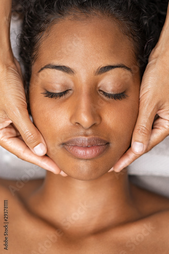 Massage face at spa Canvas-taulu