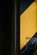 © ON-Photography - Ketten Industrieanlage Hintergrund Struktur Warnung Sicherheit Stahl Aufhängung Werkstatt Fertigung Warnung gelb schwarz Design alt Lost Place Farbe alt verfallen rostig Glieder aufhängung