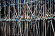 Baugerüst Baustelle Struktur Konstruktion diagonal Verstrebung Gebäude Bauarbeiter Sicherheit standfest Renovierung Restaurierung Hintergrund Metall verzinkt Befestigung Schrauben Bohlen