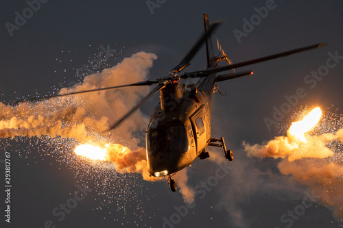 Fotografía Military helicopter firing flares