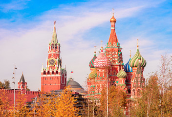 Fototapete - View of the Spasskaya Tower, the Moscow Kremlin and St. Basil's Cathedral from autumnal Zaryadie park. Architecture and sights of Moscow.