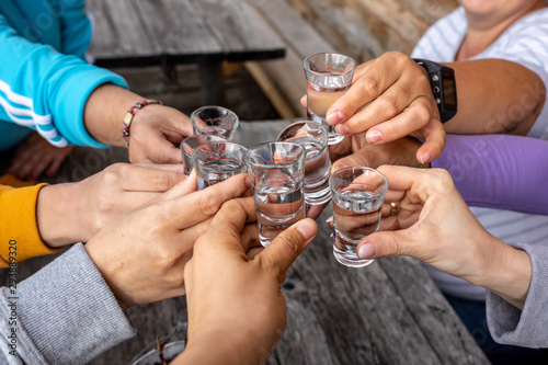 Fotografía toast with friends with spirits shots