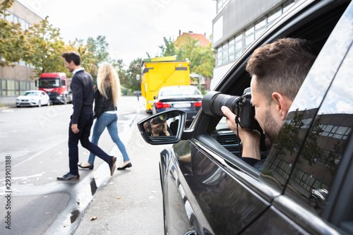 Fotografía Private Detective Taking Photos Of Man And Woman