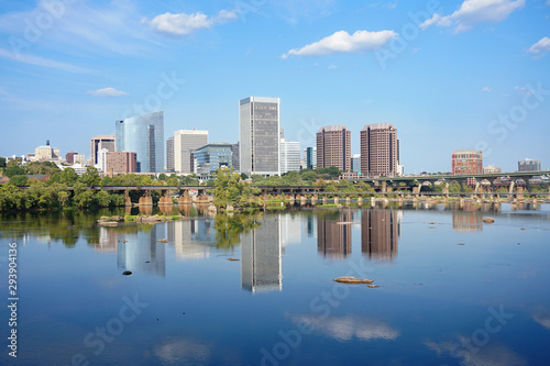 Fotografía Richmond Virginia skyline reflecting in the James river