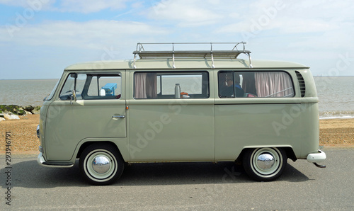 Cuadros en Lienzo Classic Grey VW Camper Van Parked on Seafront Promenade