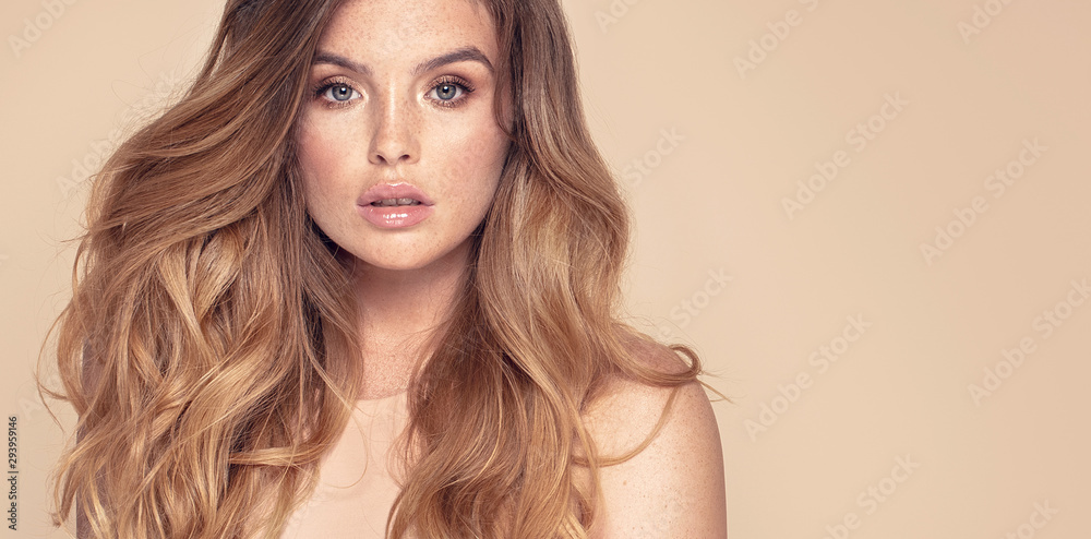Natural woman with freckles and wavy hair. - obrazy, fototapety, plakaty 