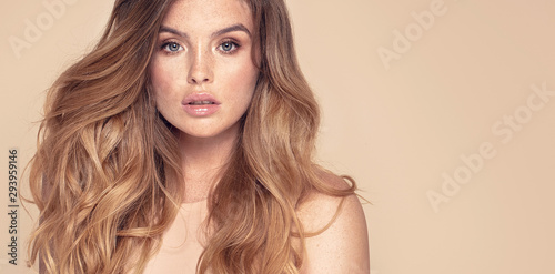 Fotografía Natural woman with freckles and wavy hair.
