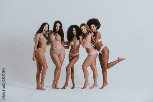 Fotomural Group of women with different body and ethnicity posing together to show the woman power and strength