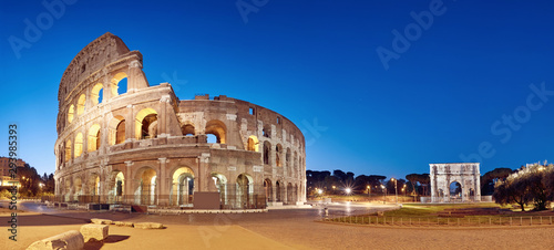 Photo Colosseum (Coliseum) in Rome, Italy, at nigh, panoramic image