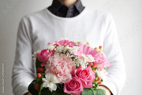 花束をプレゼントする男性 Stock Photo Adobe Stock