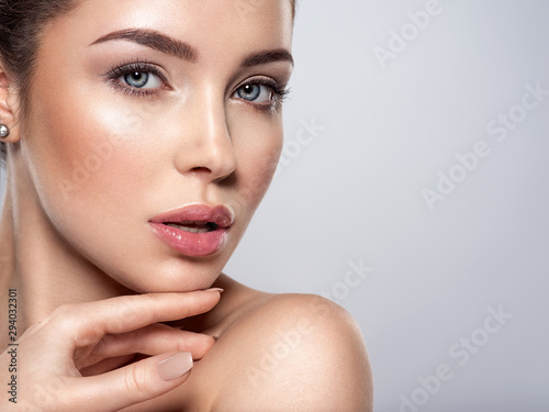 Cuadros en Lienzo Beauty face of the young beautiful woman