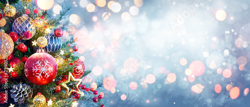 Cuadros en Lienzo Christmas Tree With Ornament And Bokeh Lights In Snowy Background
