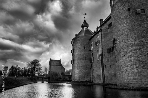 Fotomural Dramatic Black and White of a Medieval Castle in Europe