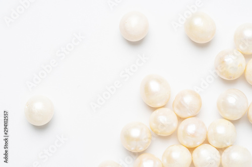 Fotomural pearl necklace isolated on white