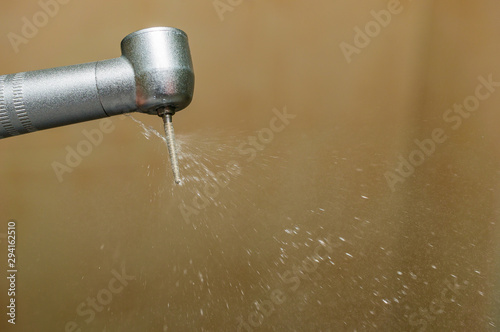Fotografía Dental handpiece with a diamond bur and a stream of water cooling the boron